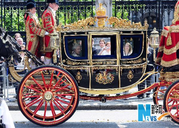 5月25日,在英国伦敦,英国女王伊丽莎白二世乘坐马车从议会大厦前经过