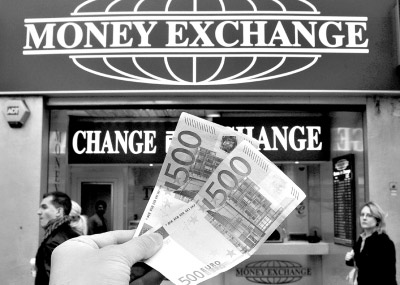 英国外汇交易商从5月13日起，停止兑卖面额为500的欧元纸币。　新华社记者　曾毅　摄