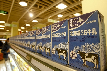 昨日,久光超市内,3月生产的日本牛乳依然在售早报记者 张栋