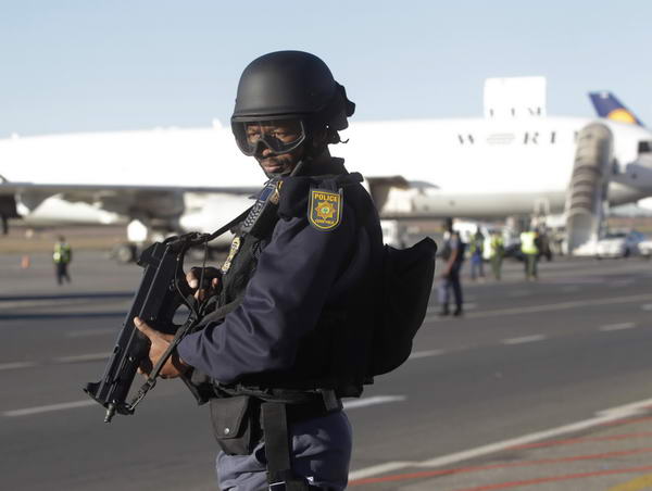 幻灯:韩国国家队抵达南非 特警持枪迎接安保严