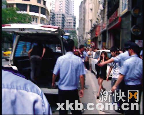昨日，警方在歌哥KTV清查行动中，带走近600人调查。（视频截图）
