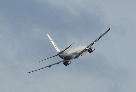 俄羅斯客機起飛後起落架著火緊急迫降機場(圖)