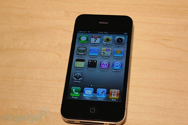 iphone-4-first-hands-2010-06-0712-07-14-rm-eng