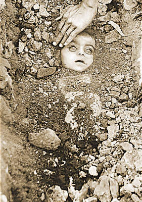 这张埋葬遇难儿童的照片曾经使无数人受到震撼