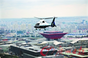 上海警务航空队在世博园区上空巡逻