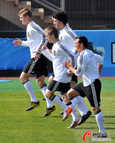 图文：德国队轻松备战世界杯  慢跑训练