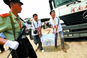 发掘文物在武警看护下被运出墓地。昨日，河南安阳曹操高陵二号墓再次开始发掘。王富晓 摄