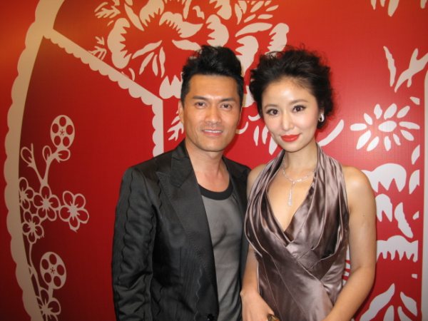 吕良伟与"妹妹"林心如亲密合影