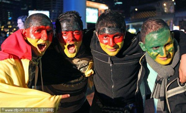 图文：德澳球迷聚集街头看世界杯 球迷彩绘