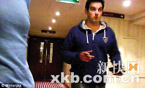 丁斯代尔随后赶到。 