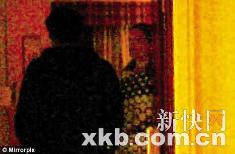 努亚斯开门迎接丁斯代尔。 