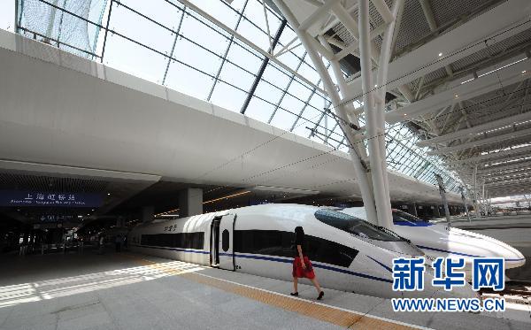 6月21日,试运行的动车组列车停靠在沪宁城际铁路上海虹桥站