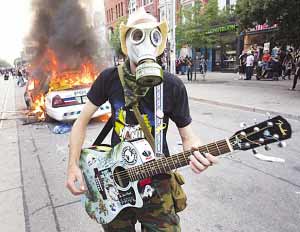 一名示威者戴上防毒面具。