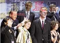 6月25日，加拿大亨茨维尔，八国集团领导人与青年团体“我的峰会2010”成员合照，意大利总理贝卢斯科尼又不老实，抓起一名女青年的胳膊叫她挥手，奥巴马看到在一旁偷着乐。图/IC