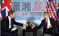 　6月26日，加拿大多伦多，奥巴马和卡梅伦会晤，他们相互交换啤酒，为两国正在参加球赛的队伍打赌。图/IC