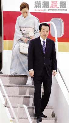 6月24日，加拿大多伦多，日本首相菅直人把夫人落在后边独自走下舷梯，而身着和服的第一夫人，只能迈着小步扶着舷梯把手慢慢走下来。一向以怕老婆出名的菅直人，当上日本首相后第一次携夫人出国访问，居然摆出大老爷们的气势，让日本媒体大吃一惊。图/IC