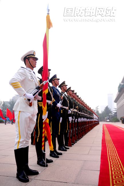 6月28日,威武的中国人民解放军三军仪仗队 李晓伟摄