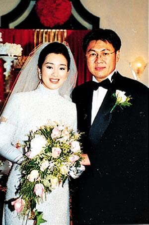 1996年，巩俐与新加坡商人黄和祥结婚