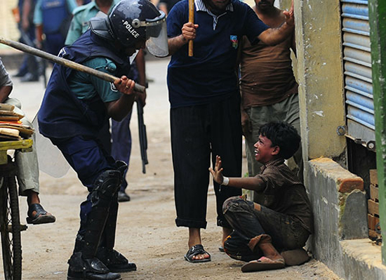 孟加拉国纺织工人暴力罢工 大量童工被打(组图)