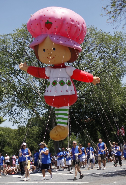 7月4日,在美国首都华盛顿宪法大道上,气球娃娃参加独立日游行