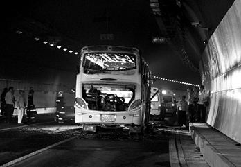 7月5日凌晨，无锡惠山隧道客车起火事故现场 新华社发