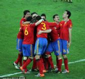 幻灯：西班牙首次进入世界杯决赛 队员抱团庆祝
