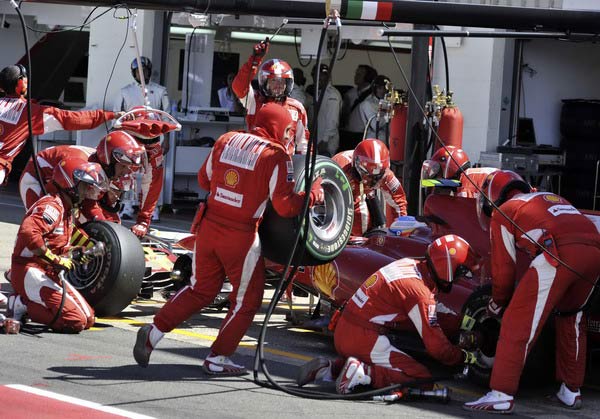 图文:f1英国大奖赛正赛 为阿隆索换轮胎