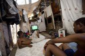 高清图：2010世界杯决赛 海地灾民棚屋观看比赛
