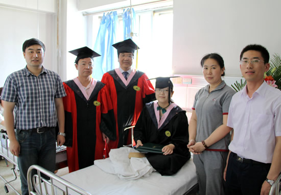刘文姝在病床上获得了学位(此照片为刘文姝的大学辅导员提供)