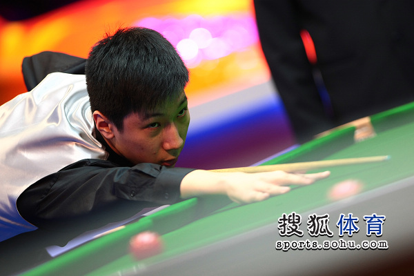 图文:挑战赛李岩4-1肖国栋 李岩准备出手