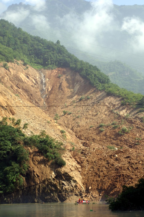 組圖:重慶城口縣山體滑坡形成堰塞湖洩洪緩慢