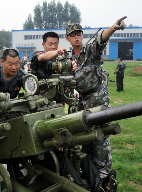 河南预备役官兵举行高炮实弹射击训练图