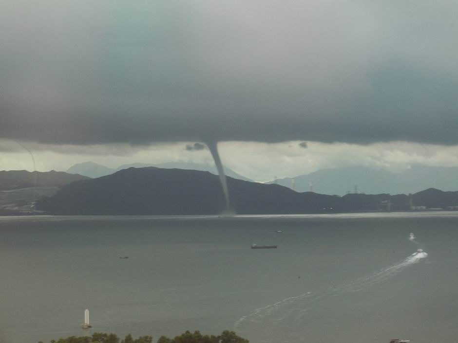 深圳灣海面出現罕見水龍捲 持續約17分鐘(圖)