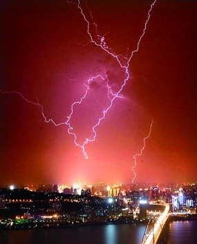 重庆遭遇7月以来最强雷电袭击