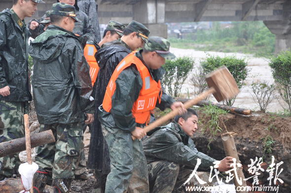 广元河段决口武警封堵拉河500米塌陷大堤图