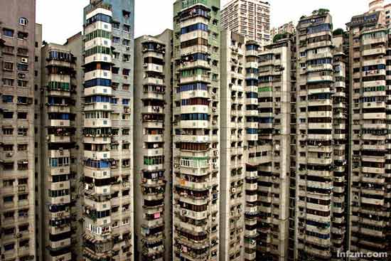 直辖市的典型特征是密集的高层住宅，生活其中的居民必须要忍受高昂的房价和拥堵的公共空间 （CFP/图）