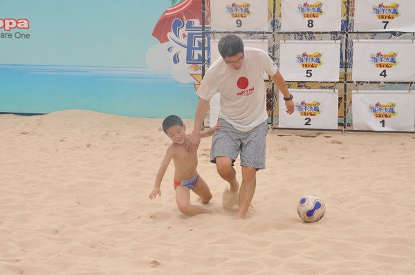 刘建宏与儿子玩沙滩足球
