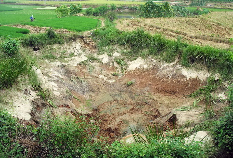 湖南双峰发生地陷 土地房屋开裂(组图)