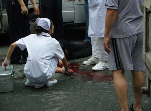 辽宁男子当街刺杀民警 便衣警察持铁锹制服(图)