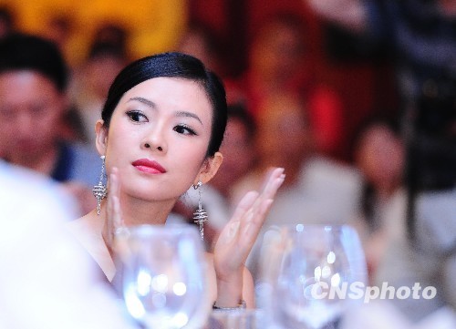 中国著名电影演员章子怡也到会场为姚明捧场