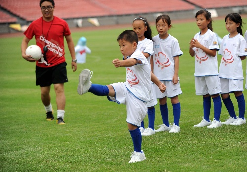 图文:四川灾区儿童与足球接触 在活动中射门
