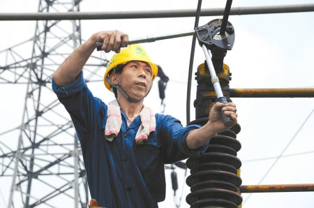 电力工人抢修受损的电力设施