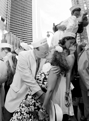 纪念二战结束65周年 纽约重现胜利之吻(图)