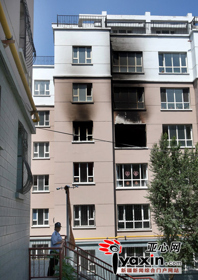 图为发生闪爆的居民楼窗户洞开，外墙被烧黑。亚心网记者 张万德 摄