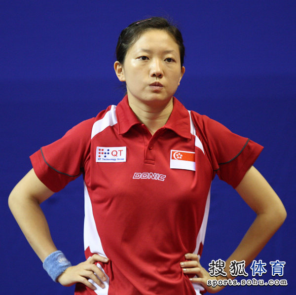 乒乓球公开赛开始正赛首日争夺,在女单首轮比赛中,新加坡选手李佳薇以