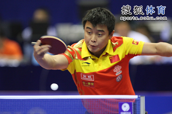 图文:中国乒乓球赛男单首轮 王皓直拍横打
