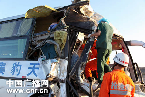 新疆哈密一车祸致液化气槽车发生气体泄漏(组图)