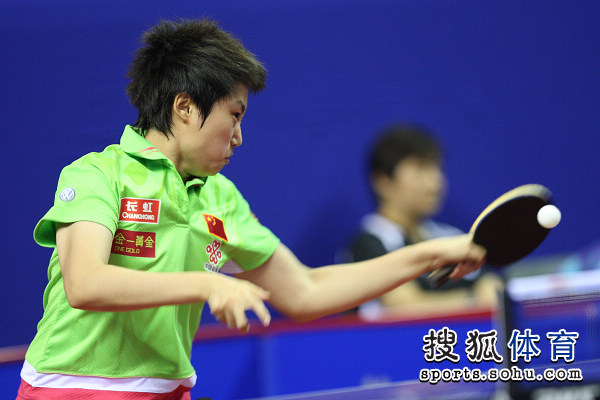图文:中国赛女单第二轮赛况 郭跃正手扣球