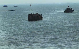 出海捞油归来的渔船。