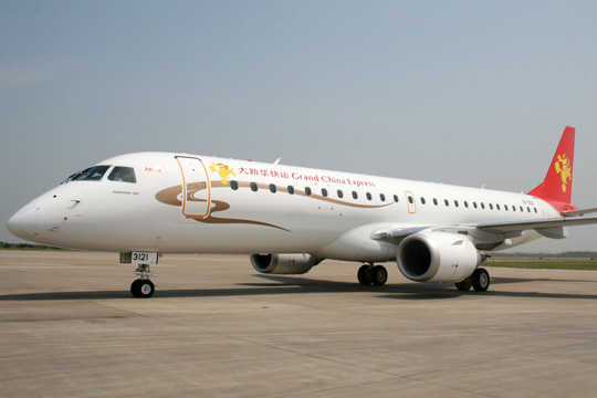 巴西航空工业公司向中国大新华快运交付e190客机